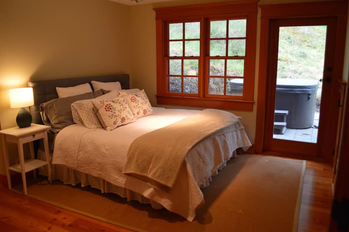 Master bedroom with hot tub hjust outside