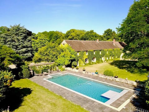 Family home, 11 bedrooms, swimming pool, organic farm