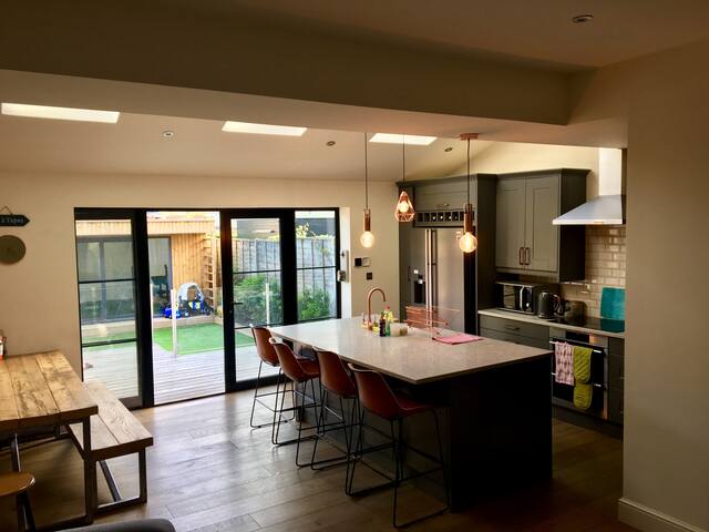 Stylish family garden home 15 mins to central LDN