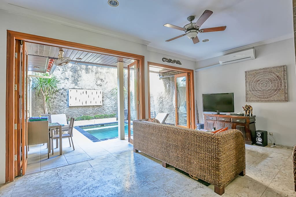 Lounge & Pool Areas