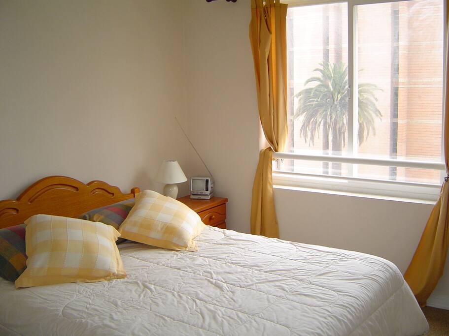 pieza principal, con cama matrimonial y baño privado
