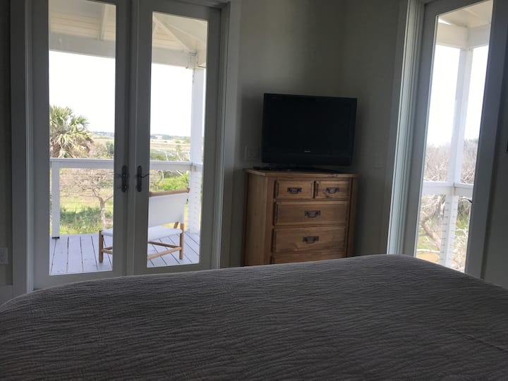 منظر المستنقعات والساحل الداخلي من غرفة النوم الرئيسية