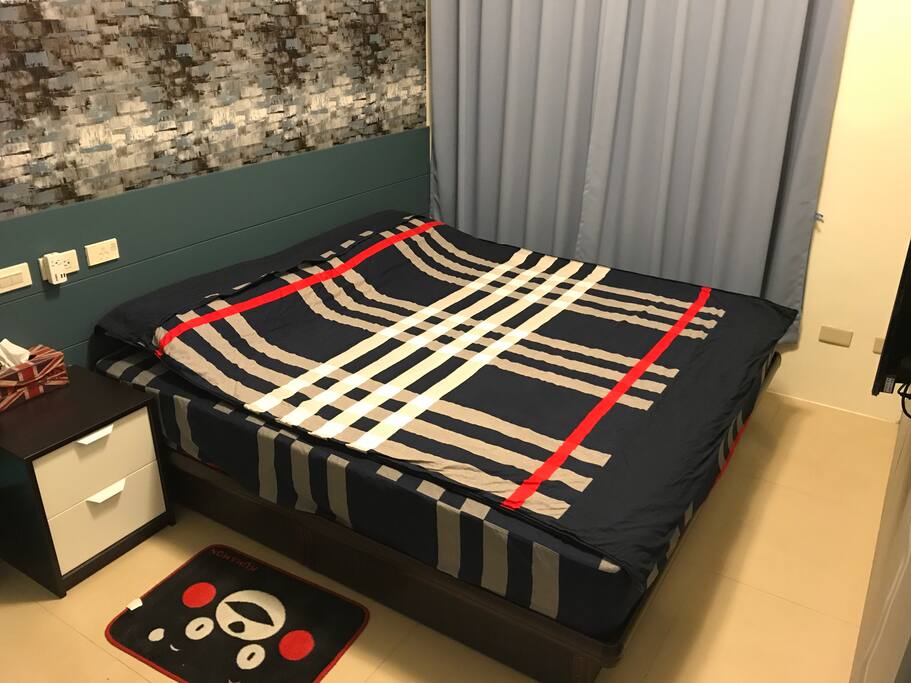臥室A
雙人床 Queen size 床
衣櫃
床頭櫃x1
電視(無第四台)
冷氣