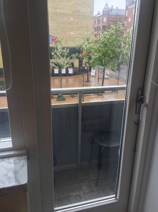 The smaller terrace and the view to the grocery store that is open everyday from 8am to 10pm.