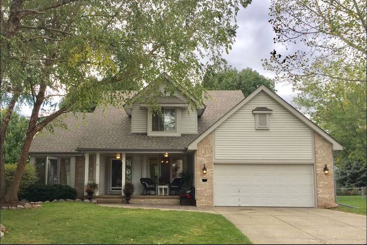 Quiet suburban neighorhood minutes from Omaha!!