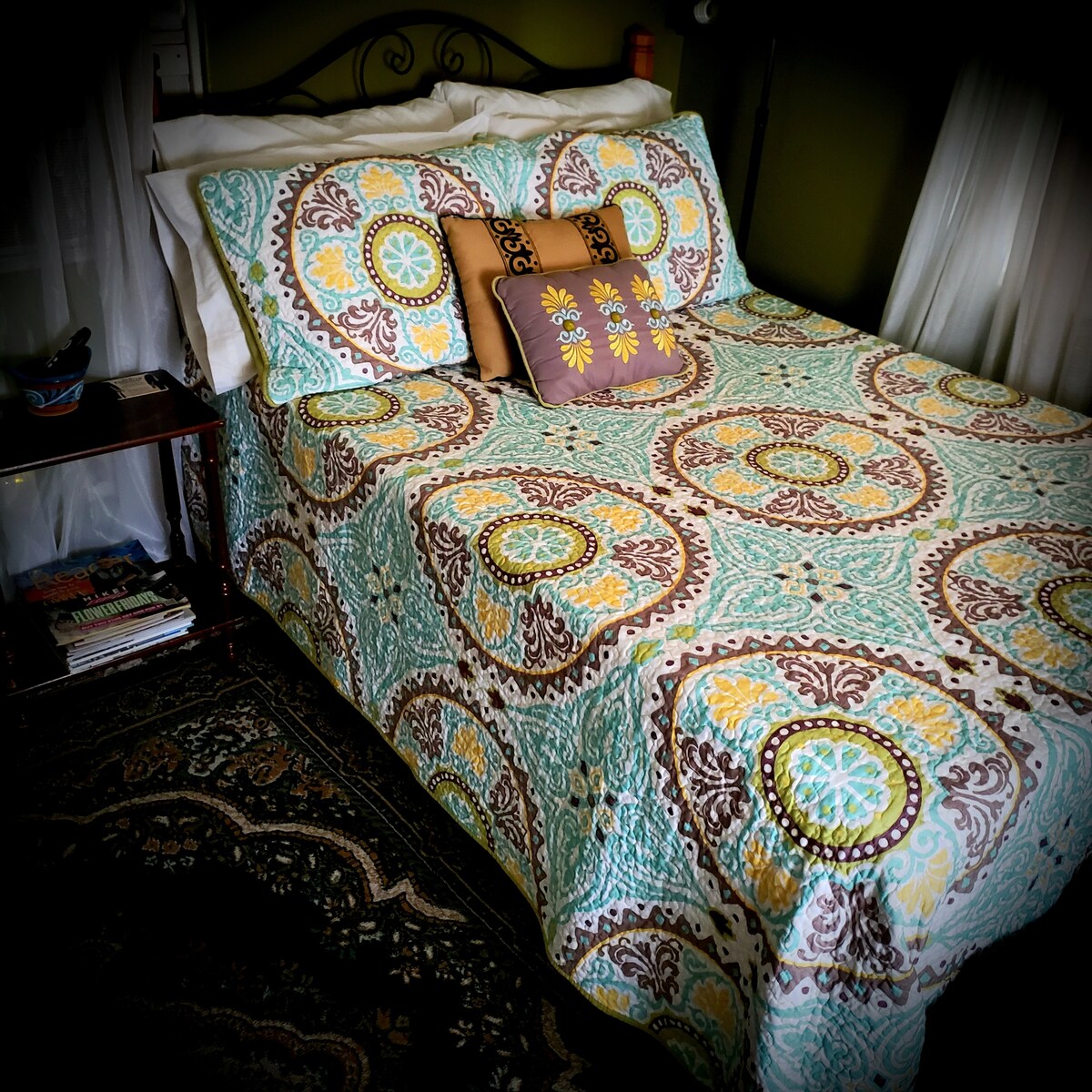 Cama cómoda tamaño grande con topper. ¡Tus cuartos están ubicados de forma privada al otro lado de la casa del anfitrión para que tengas tu propio espacio! :)