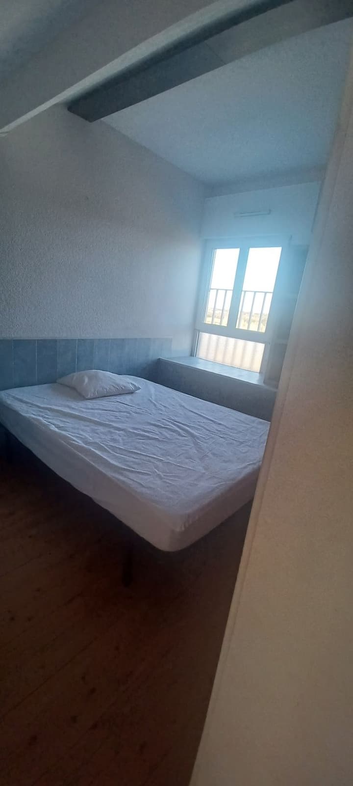 Kitanda 1 cha watu wawili ndani ya chumba