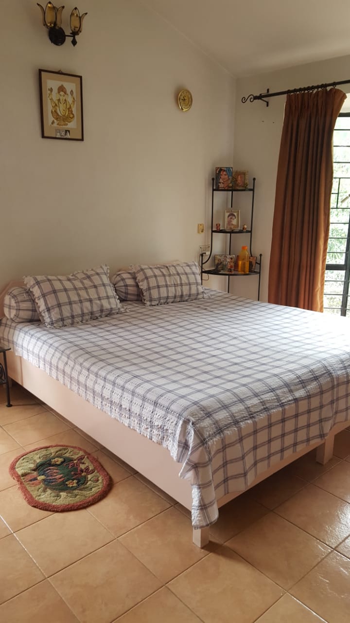 Chumba cha kulala 2 kina vitanda viwili pacha, ambavyo vimeunganishwa na kuunda kitanda cha futi tano