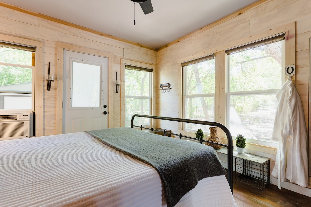 Urban Cottage  | Free Bikes | East Austin Stay