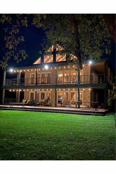 Beautiful oak timber framed stone cabin. 3000 sq f