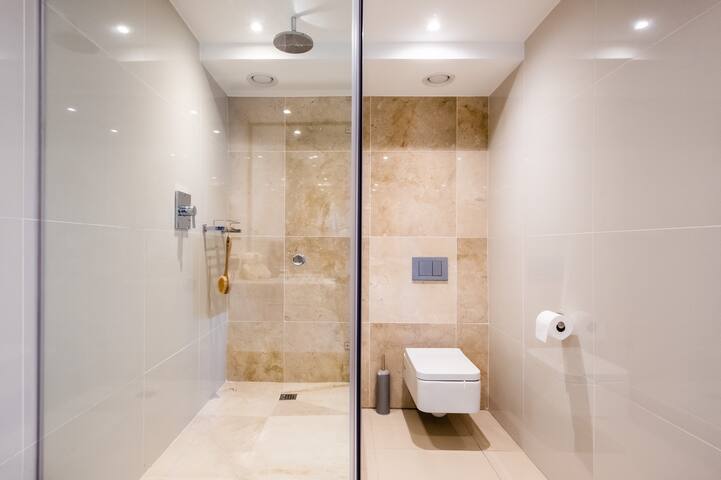 Modern Penthouse apartment in the City gallery image 5