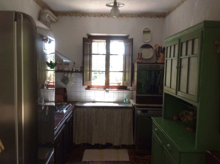 Cucina in muratura stile country che però ha tutte le comodità : piano cottura cinque fuochi, frigorifero , forno, lavapiatti