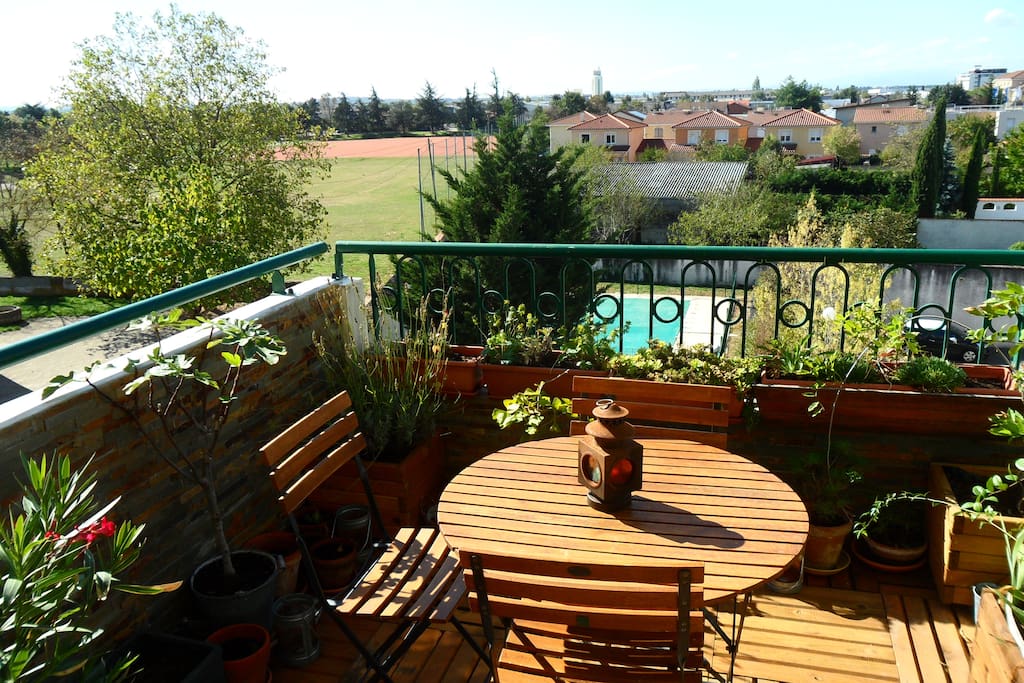 Terrasse orientée plein sud avec vue sur la piscine