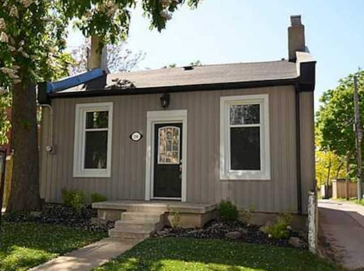 Newly Renovated Single Floor Home - Hamilton, Canadá