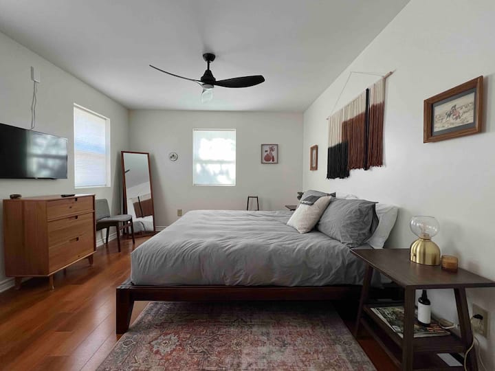 Útulná spálňa na prízemí ponúka manželskú posteľ King s televízorom a ľahký prístup do kúpeľne s toaletou cez chodbu.