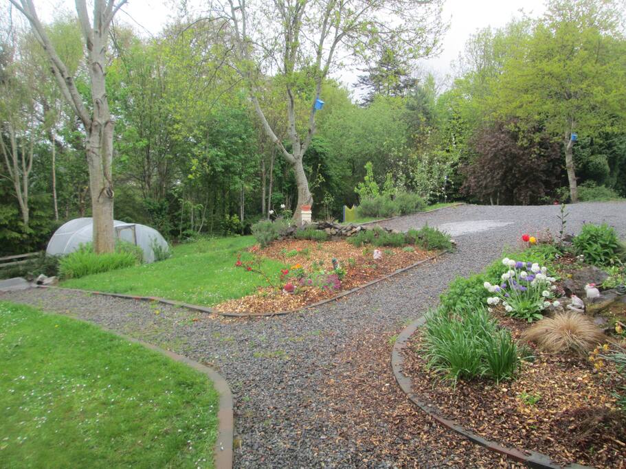 Entrance and driveway to the house