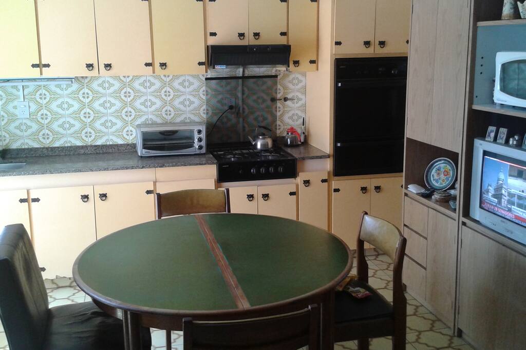 Big and confortable kitchen with oven, microwave and electric oven.