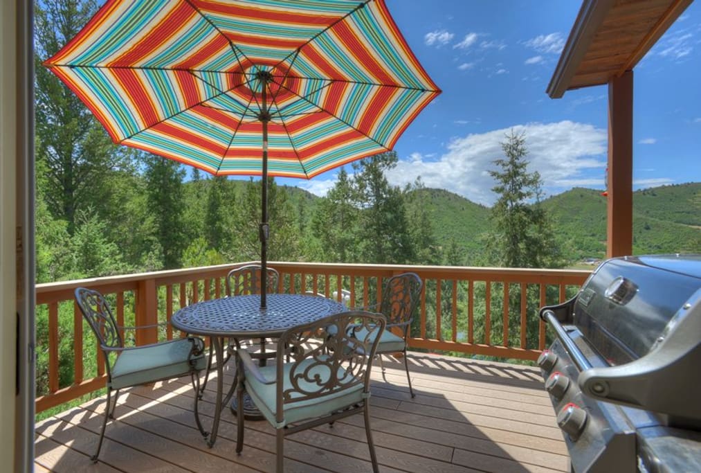 Outdoor dining at Durango Colorado vacation rental cabin known as Hawks Nest