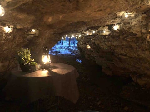 The Wilderness Homestead Cave-HotTub-Hiking