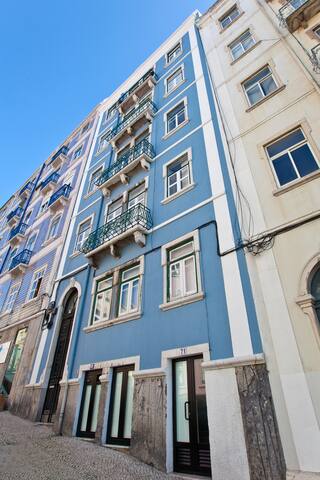 BE SILVER IN CENTRAL LISBON gallery image 5