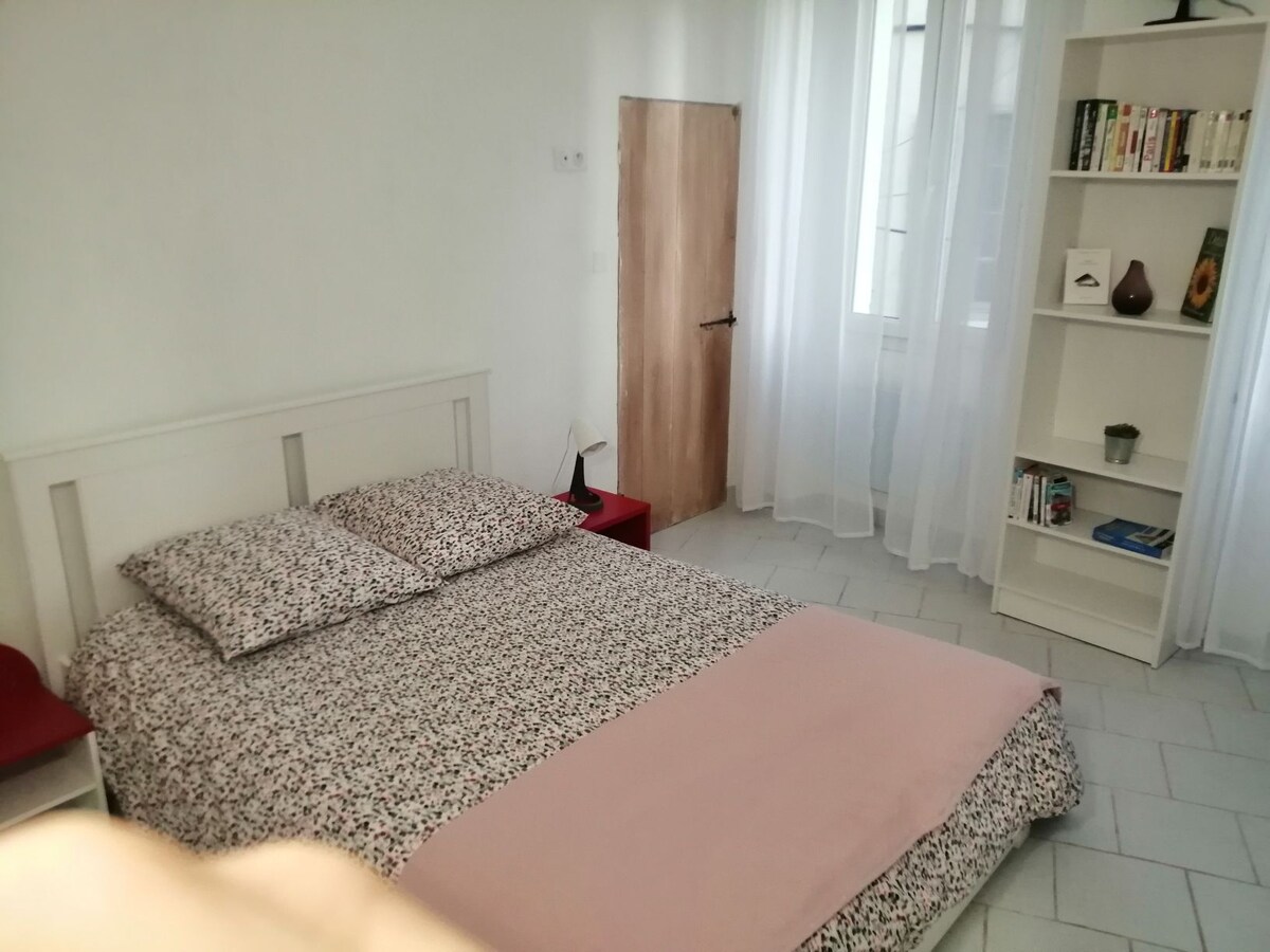 Spálňa s manželskou posteľou veľkosti Queen