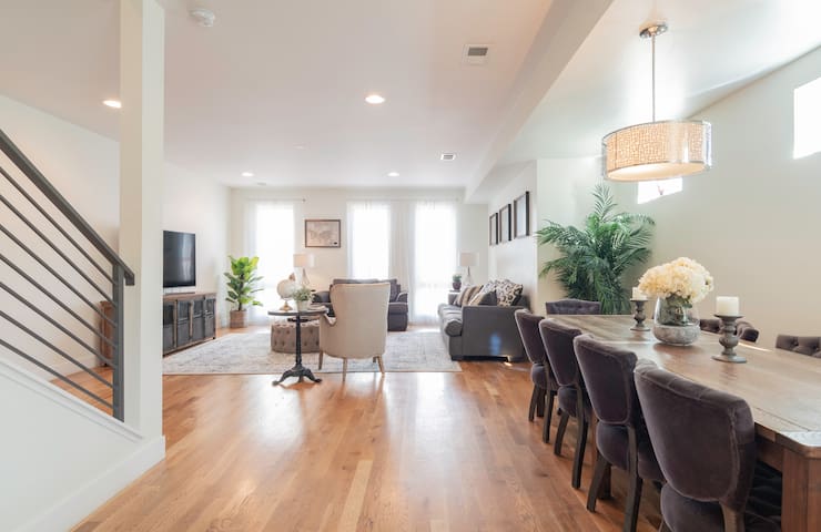 *Downtown Walk Score of 95! *Private ROOF Hot Tub! gallery image 4