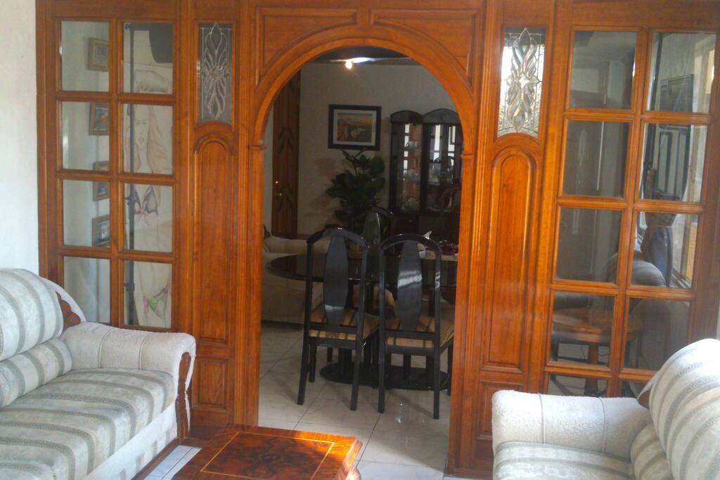 Super espaciosa. Es la vista del lugar donde se puede instalar una habitación extra, muy espaciosa.