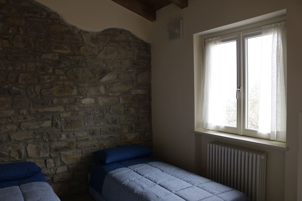 Zona letto con parete in sasso