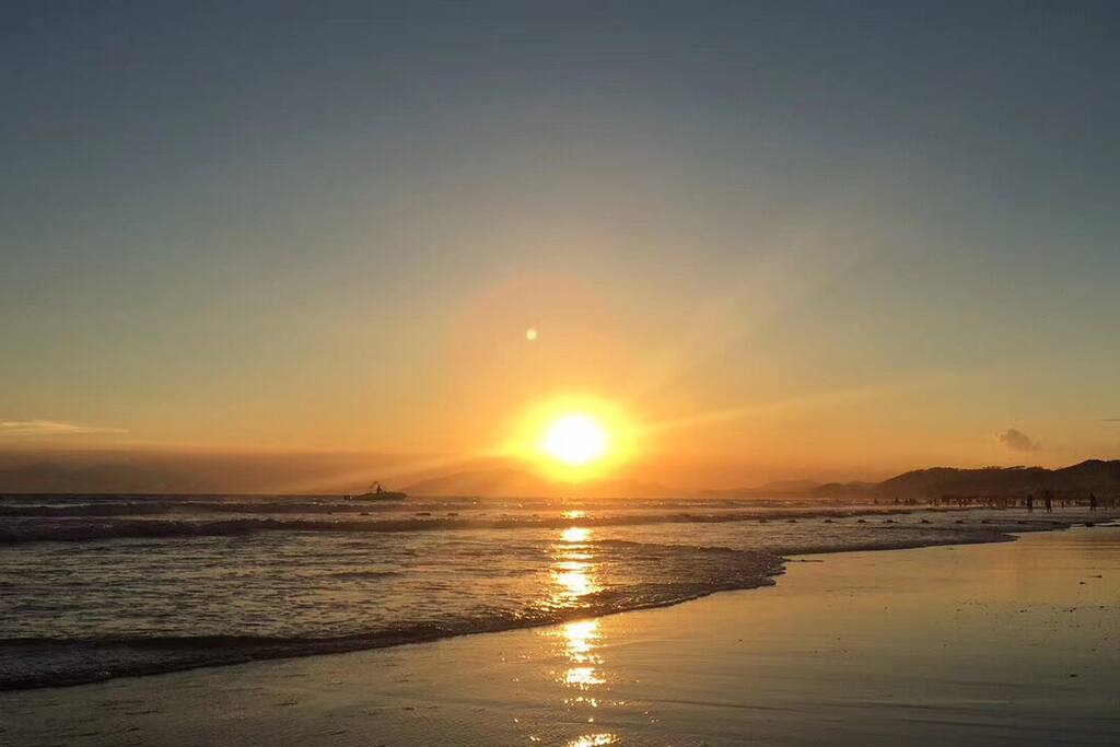 公寓楼下的沙滩夕阳