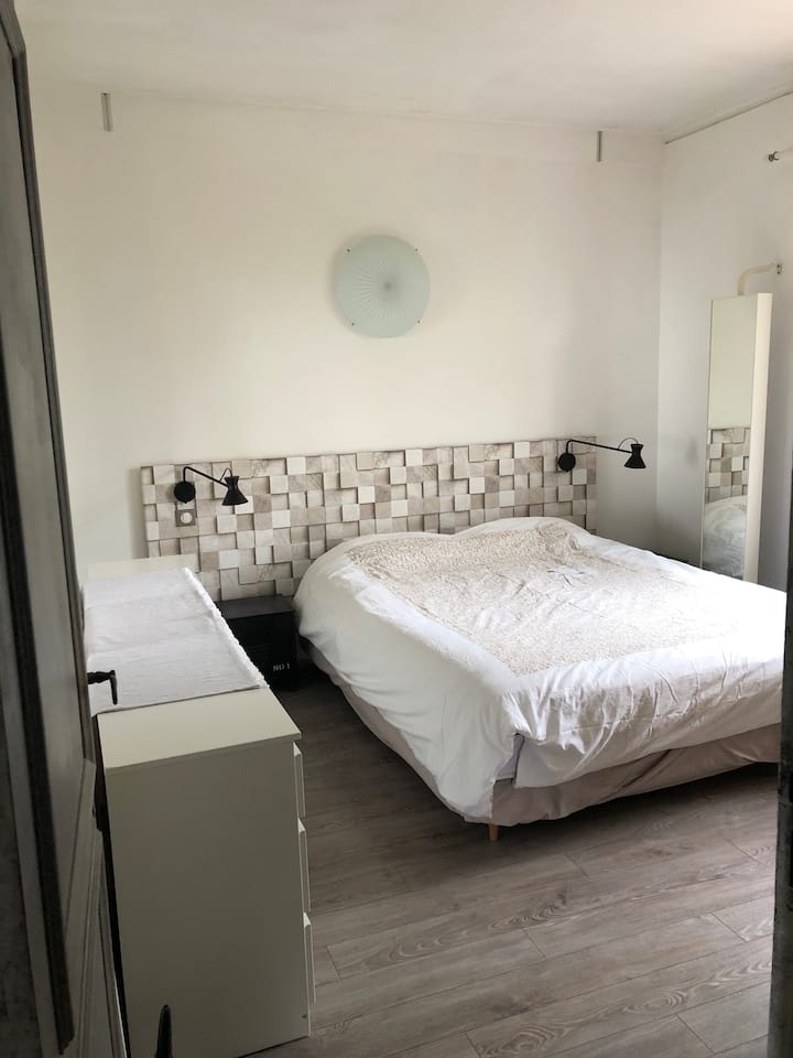 12平方米中的1号卧室，配有3个储物柜