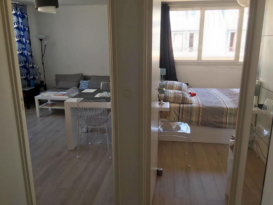 Le hall d'entrée permet d'accès aux 4 pièces, chacune fermée par une porte.