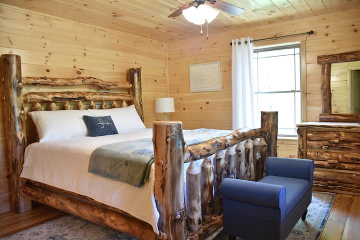 Bedroom #1 - Main Floor
King Bed
Nightstand w/ Lamp 
Dresser w/ Mirror
Luggage Bench
Master Bath within Bedroom #1