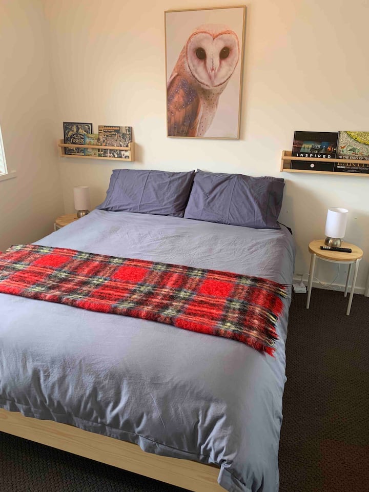 Bata wa Kulala, Kitanda cha ukubwa wa Malkia,  katika chumba cha Owl. Usiku bora zaidi wa kulala!