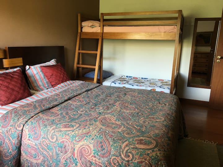 Soba s bračnim krevetom i krevetom na kat