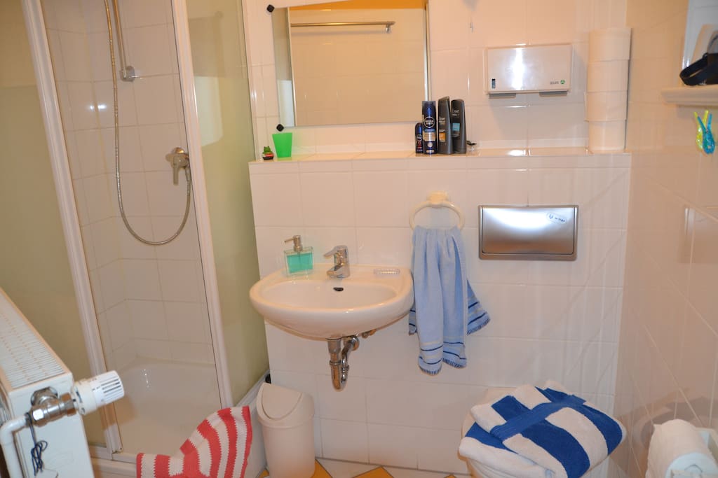 das eigene Bad mit Dusche und Toilette