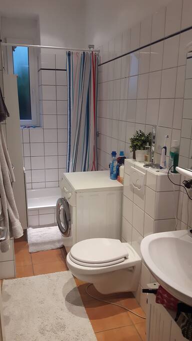 Badezimmer mit Waschmaschine und Dusche