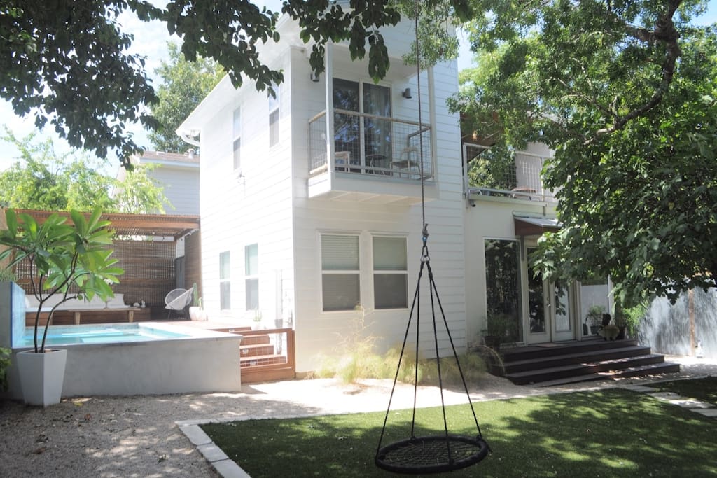 Central/East Maple Guest House Guesthouses for Rent in Austin, Texas