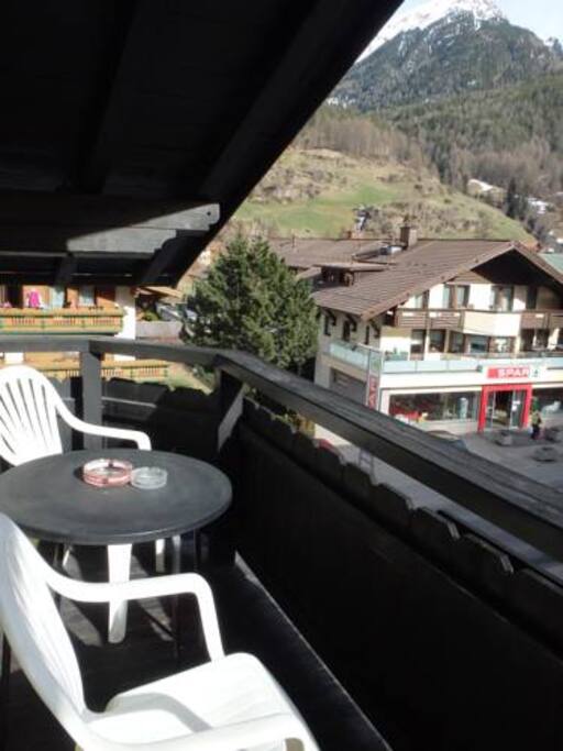 Sehr sonniger Balkon