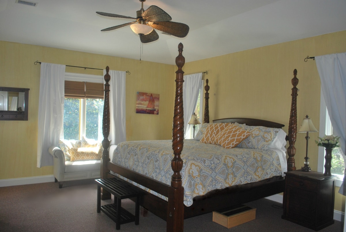 ماستر كينغ على الدرج. يؤدي إلى سطح خاص في الطابق العلوي (انظر صور سطح الطابق الثاني).