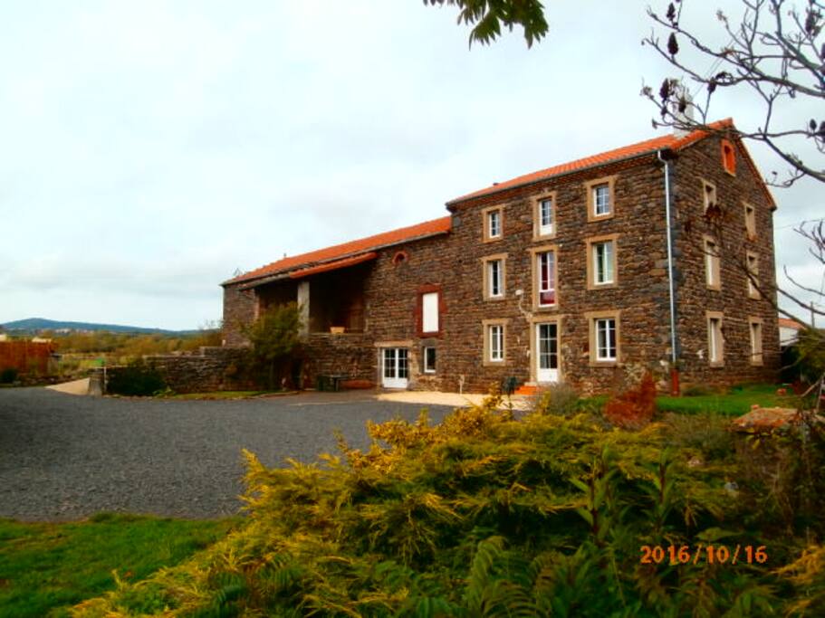 Au dernier étage 11 couchages : 1 chambre 2 pers + 1 chambre dortoir 5 lits 1 place + sur 1 ère mezzanine 2 lits une place + sur 2ème mezzanine 2 lits une place . cuisine équipée salle de bain et toilette