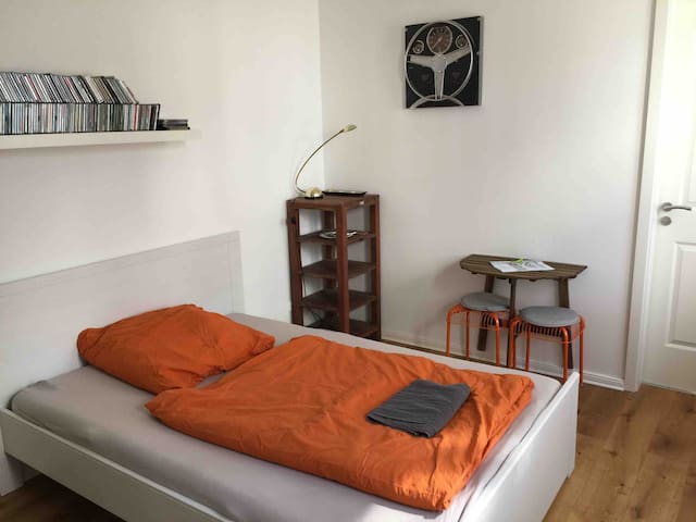 kleines nettes Zimmer mit eigenem Wannenbad