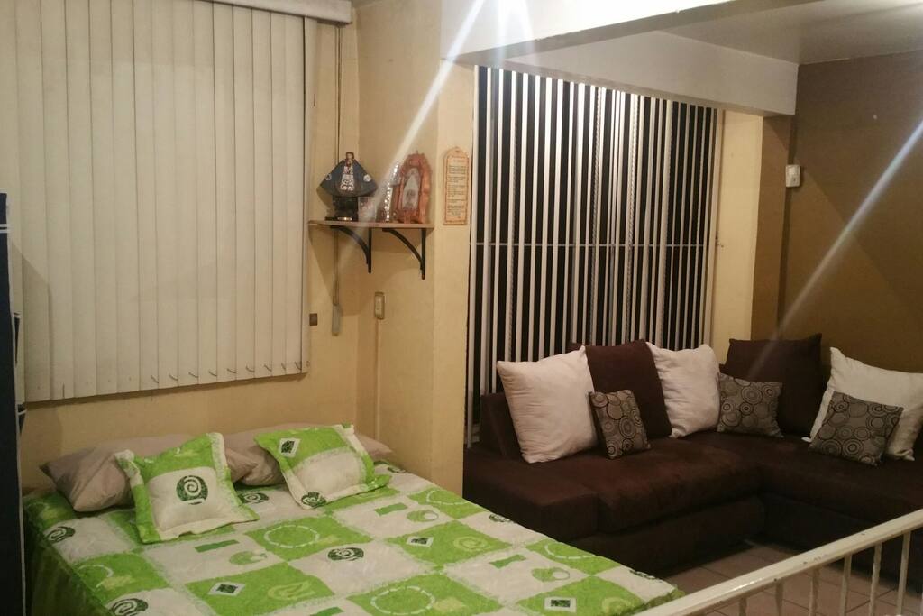 Habitacion "C", incluye sala, cajonera, closet de metal
