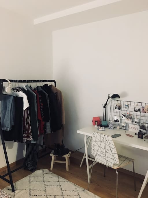 Chambre avec bureau