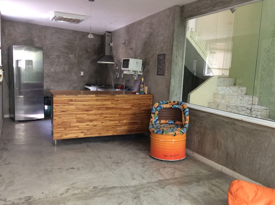 Cozinha Integrada com área de convivência e estar.