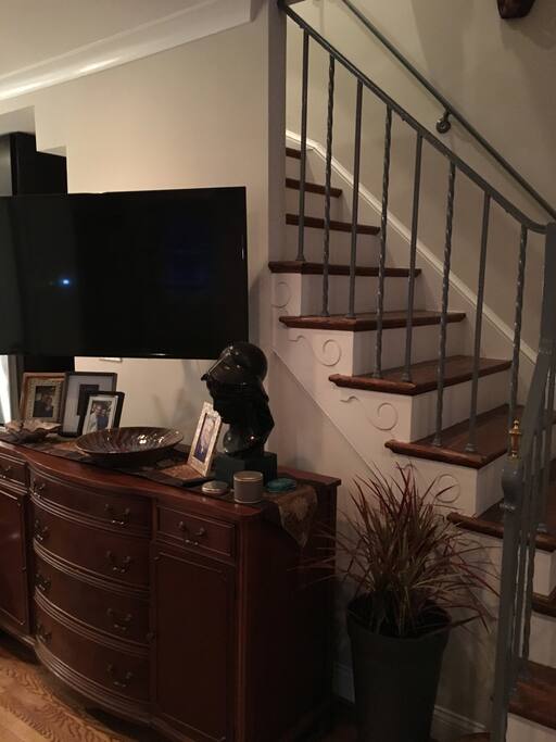 Large screen TV w/ cable, Netflix, etc. great for a movie after touring the city