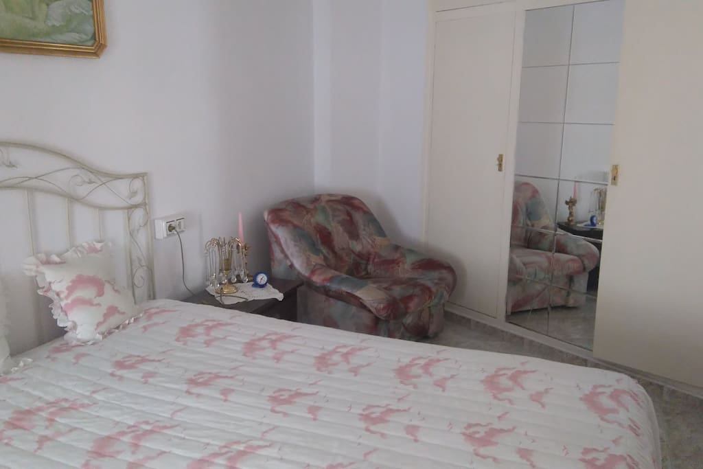 Dormitorio grande, cama de 159cm, dos armarios, aireacondicionado sistema inverter