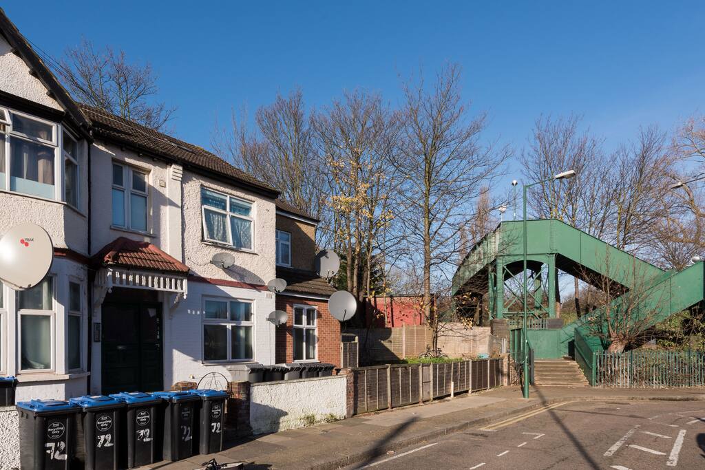 Access to Gladstone Park and the flat