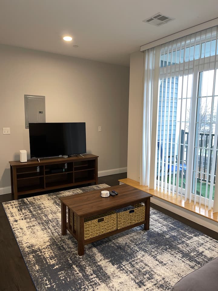 2bed/2bath Apt at Waltham Landing. Middle Unit