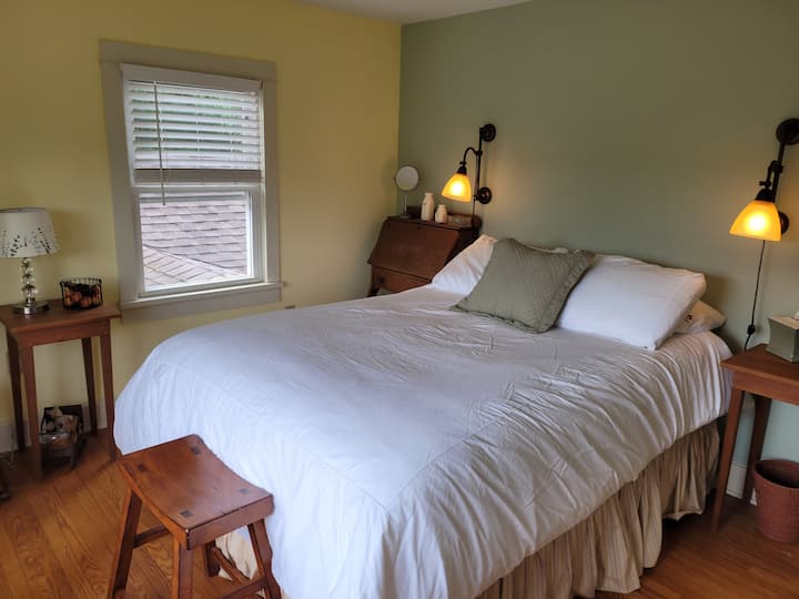 غرفة النوم رقم2 مع سرير كامل الحجم ومكتب صغير وكرسي قراءة وإطلالات على الجرف 