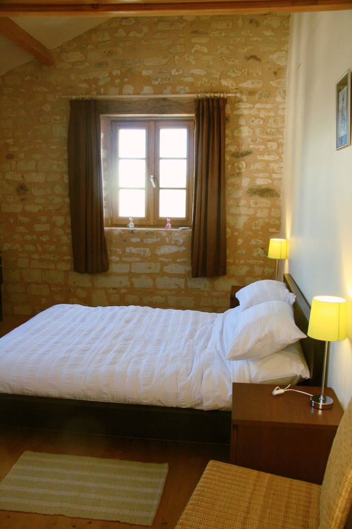 غرفة تضم سرير كينج